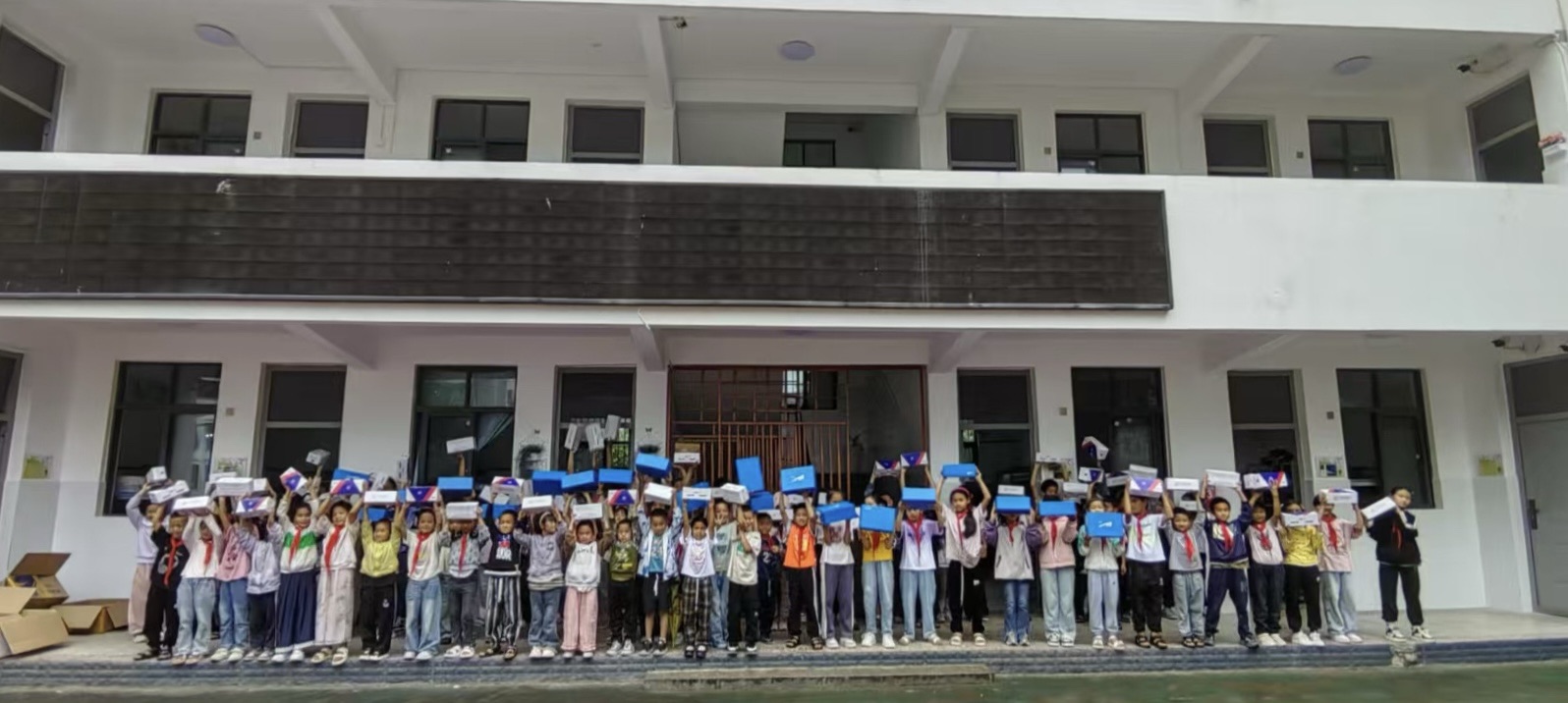 讓愛落腳，安迪蘇為山區孩子捐贈球鞋